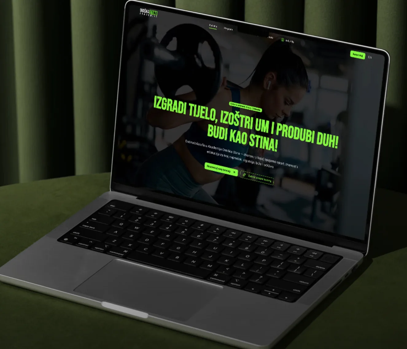 Web stranica fitness centra Omiška stina prikazana na prijenosnom računalu